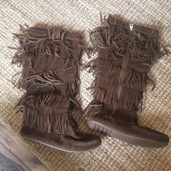 Minnetonka 5 layer fringe boots - Picture 1 of 4
